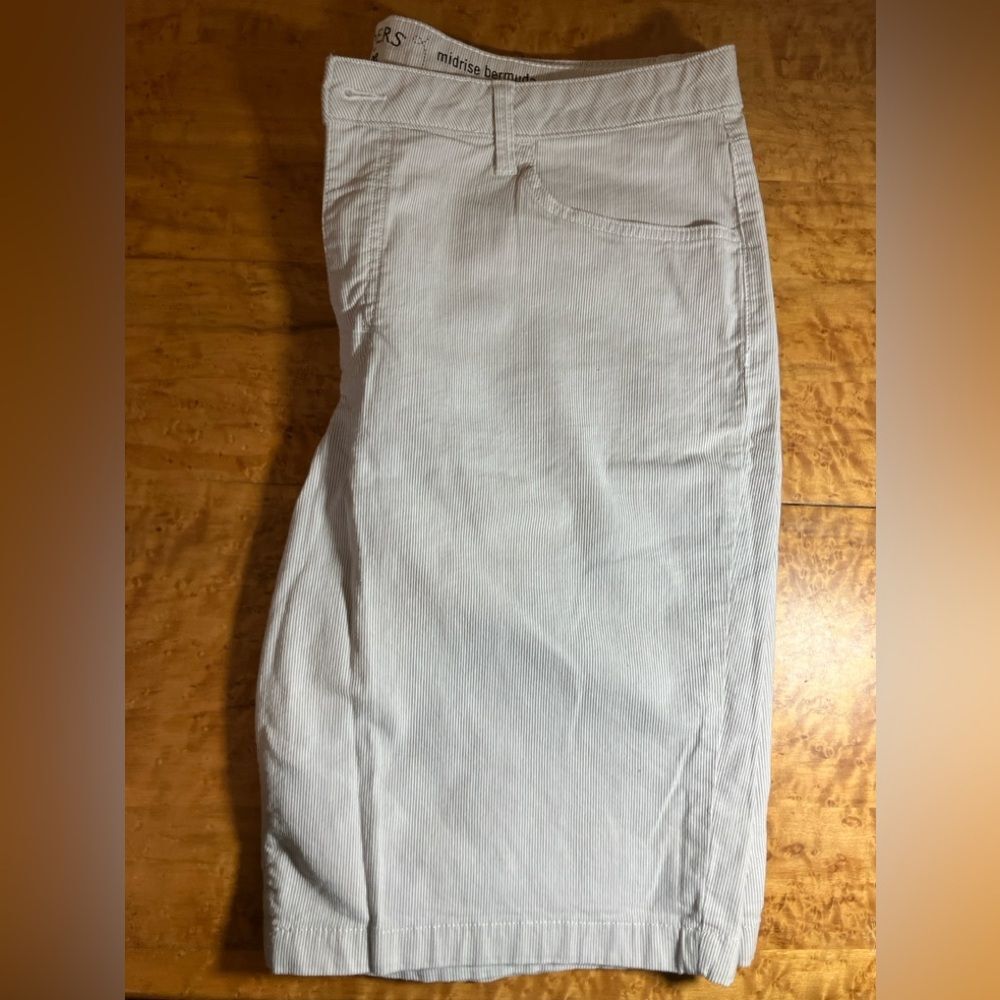 Riders by Lee Bermuda shorts, mid rise, no size indicated- looks like size 16 